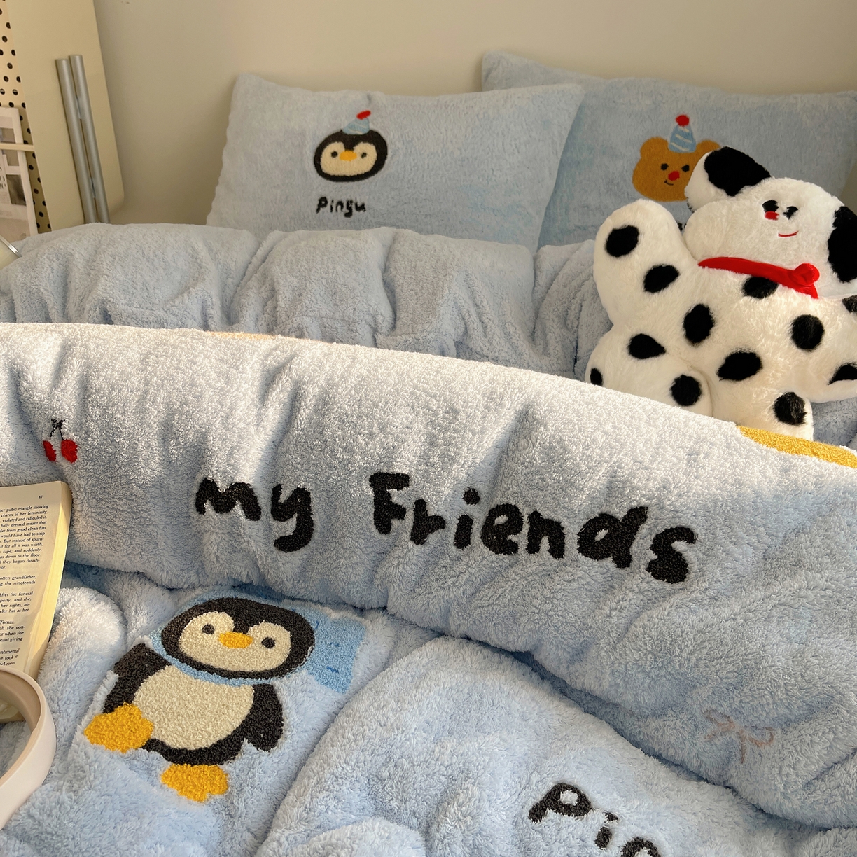 91家纺网 家纺一手货源 找家纺 觅糖家纺 2025新款双面泰迪绒卡通毛巾绣系列四件套 企鹅咕噜