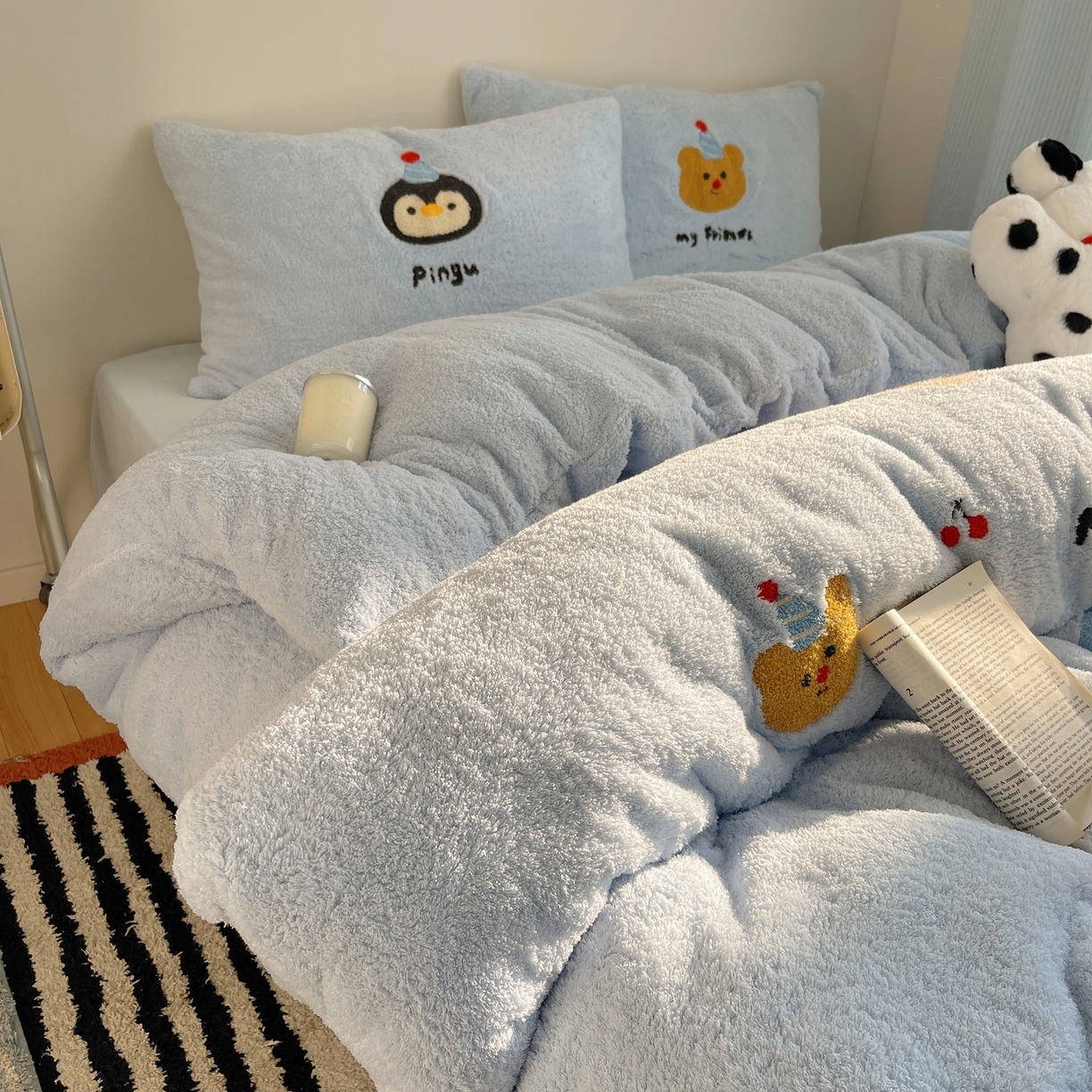 91家纺网 家纺一手货源 找家纺 觅糖家纺 2025新款双面泰迪绒卡通毛巾绣系列四件套 企鹅咕噜