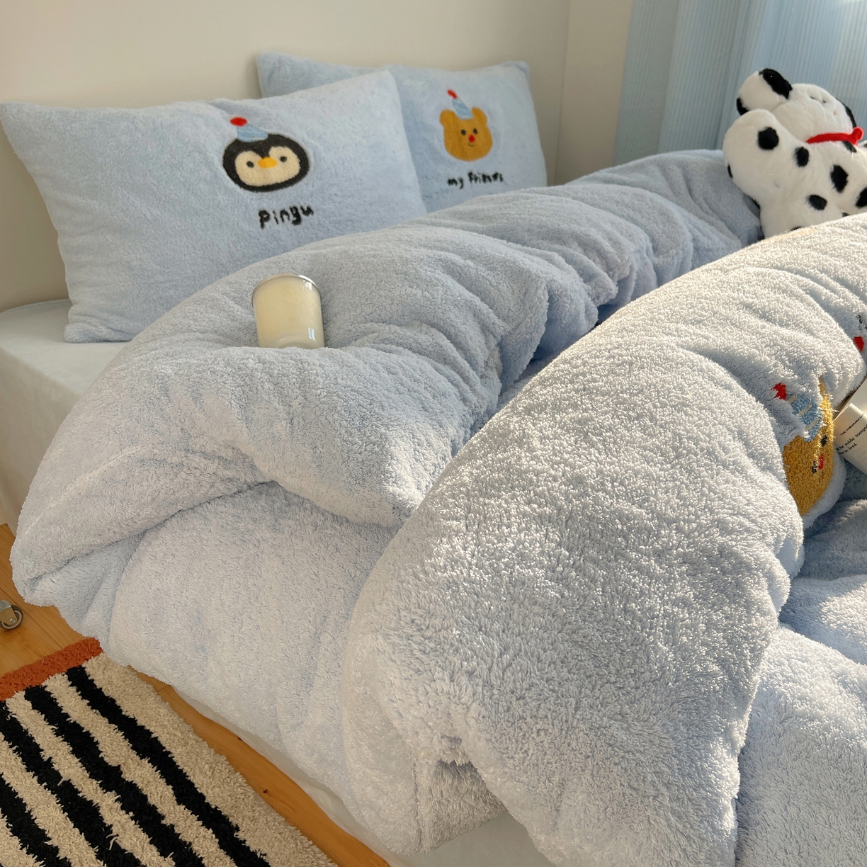 91家纺网 家纺一手货源 找家纺 觅糖家纺 2025新款双面泰迪绒卡通毛巾绣系列四件套 企鹅咕噜