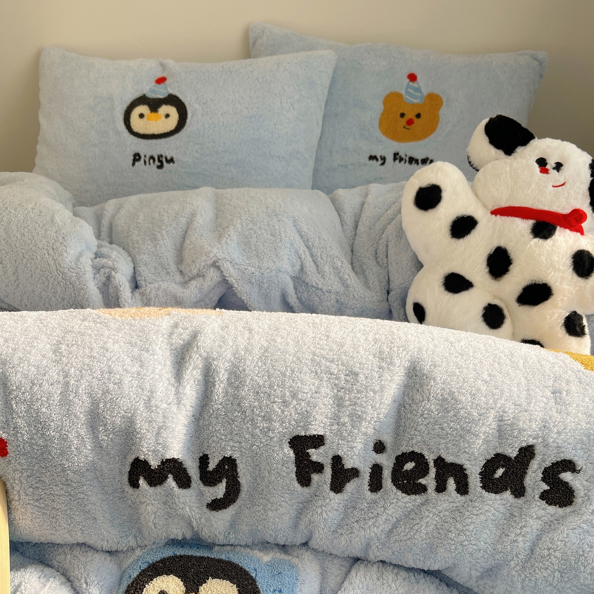 91家纺网 家纺一手货源 找家纺 觅糖家纺 2025新款双面泰迪绒卡通毛巾绣系列四件套 企鹅咕噜