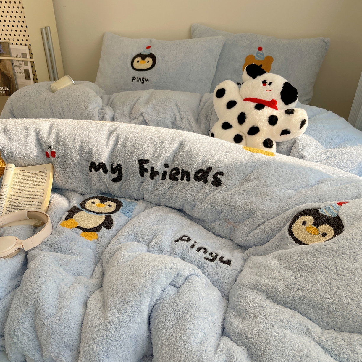 91家纺网 家纺一手货源 找家纺 觅糖家纺 2025新款双面泰迪绒卡通毛巾绣系列四件套 企鹅咕噜