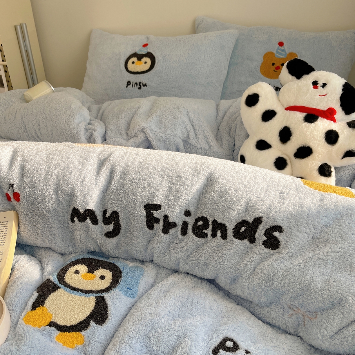 91家纺网 家纺一手货源 找家纺 觅糖家纺 2025新款双面泰迪绒卡通毛巾绣系列四件套 企鹅咕噜