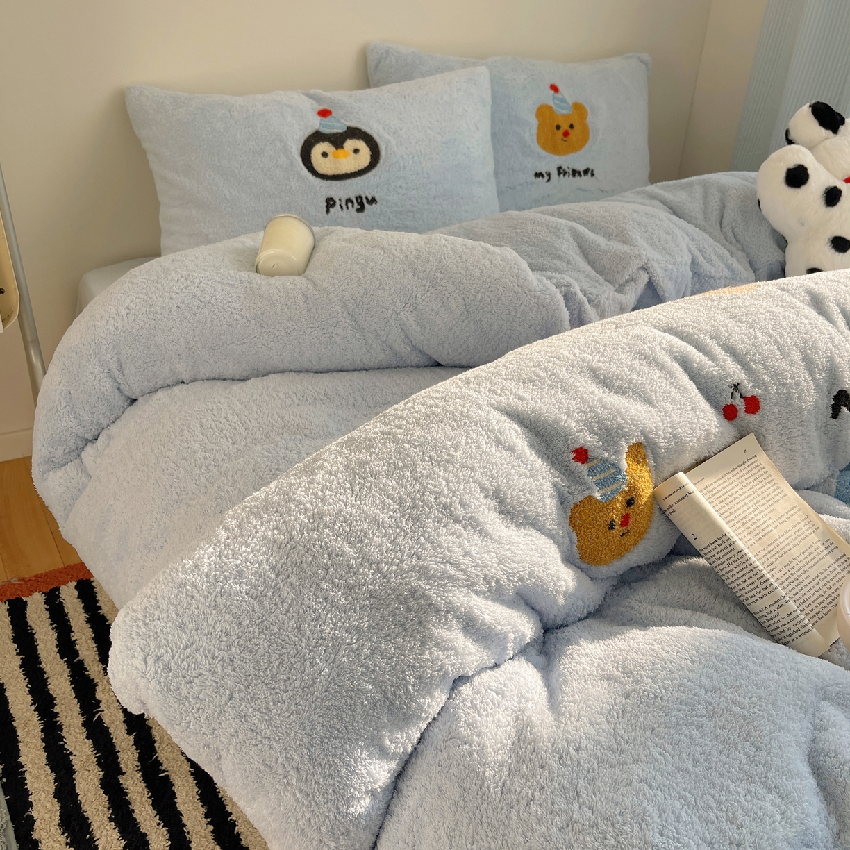 91家纺网 家纺一手货源 找家纺 觅糖家纺 2025新款双面泰迪绒卡通毛巾绣系列四件套 企鹅咕噜