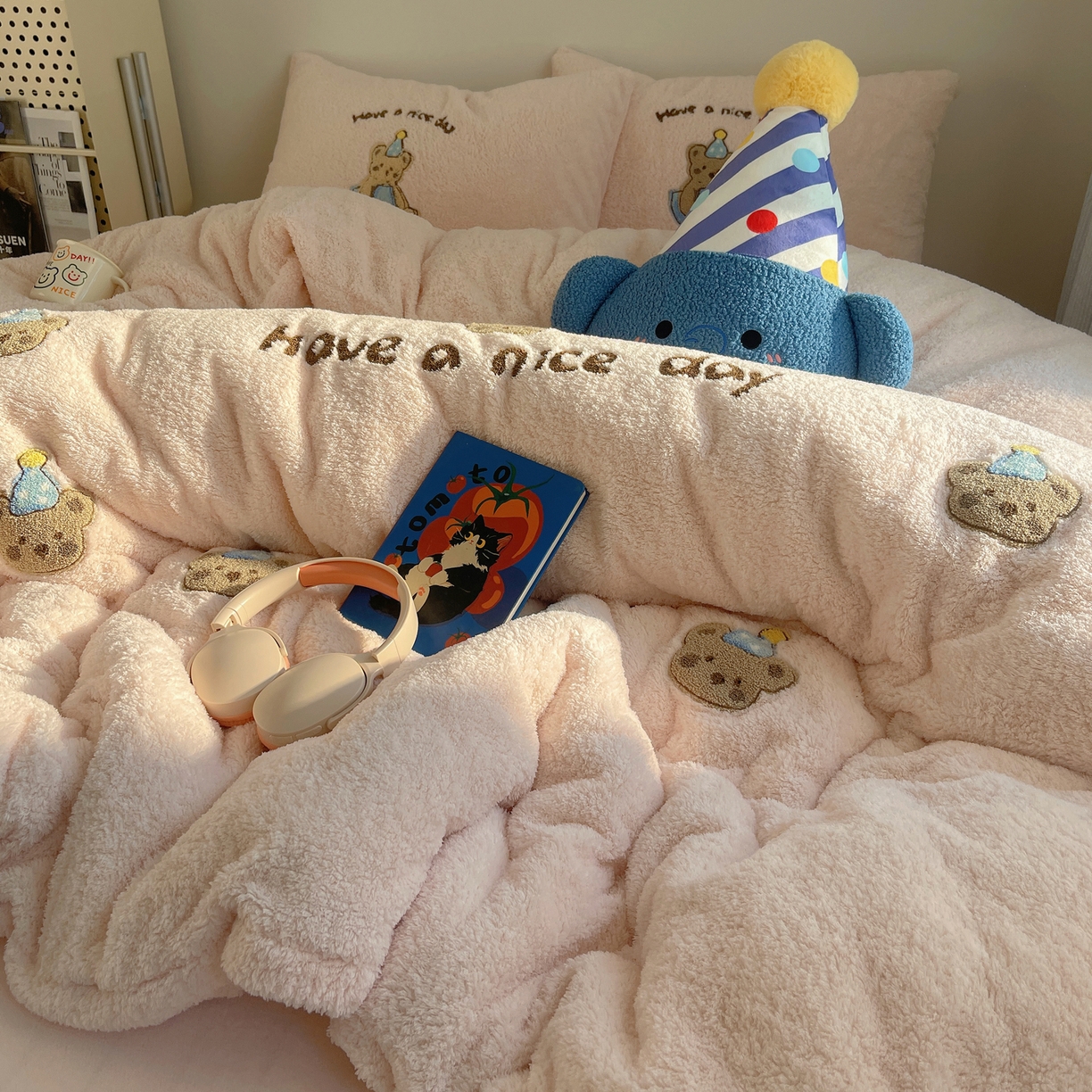 91家纺网 家纺一手货源 找家纺 觅糖家纺 2025新款双面泰迪绒卡通毛巾绣系列四件套 晚安熊仔