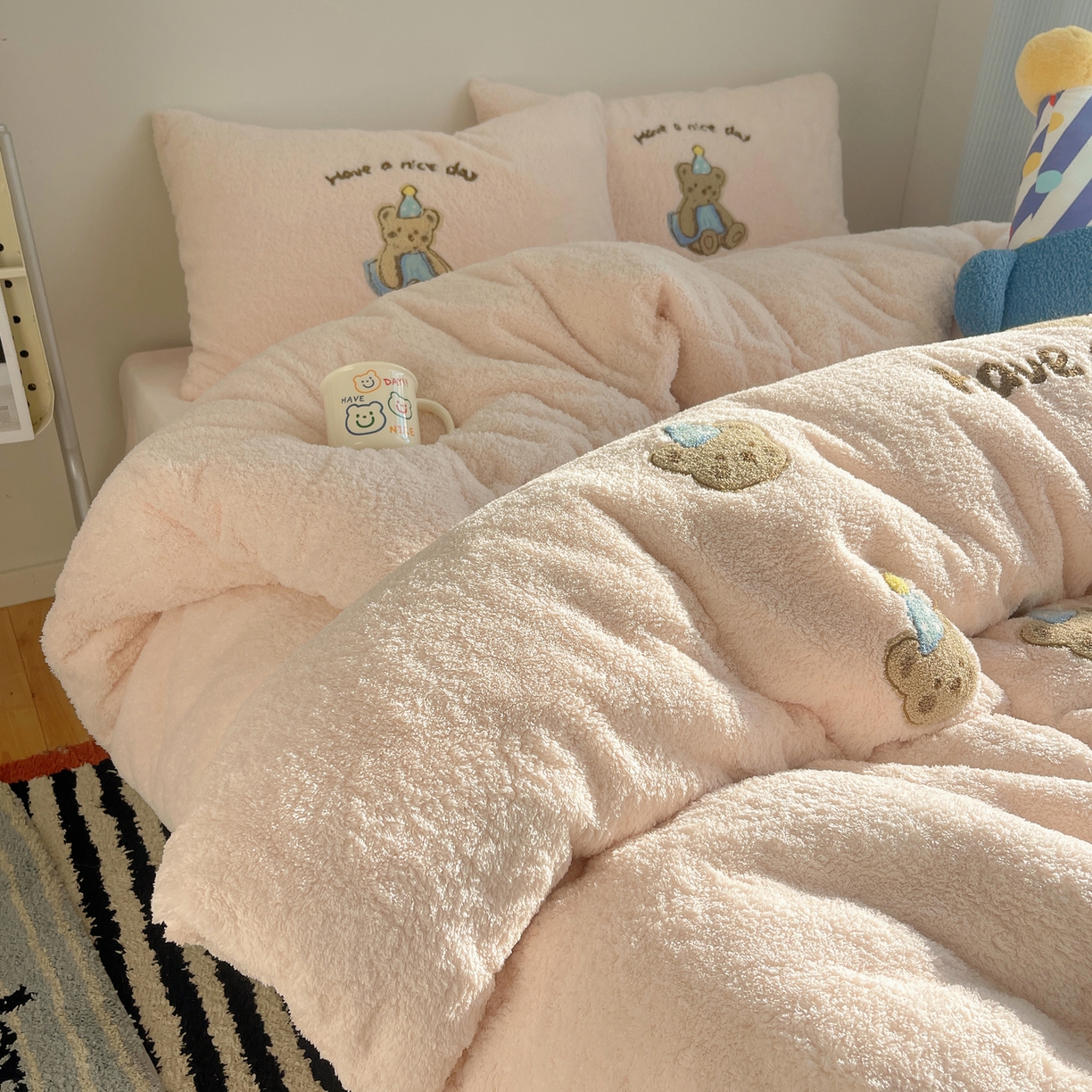 91家纺网 家纺一手货源 找家纺 觅糖家纺 2025新款双面泰迪绒卡通毛巾绣系列四件套 晚安熊仔