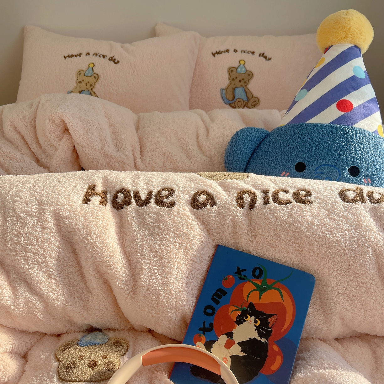 91家纺网 家纺一手货源 找家纺 觅糖家纺 2025新款双面泰迪绒卡通毛巾绣系列四件套 晚安熊仔