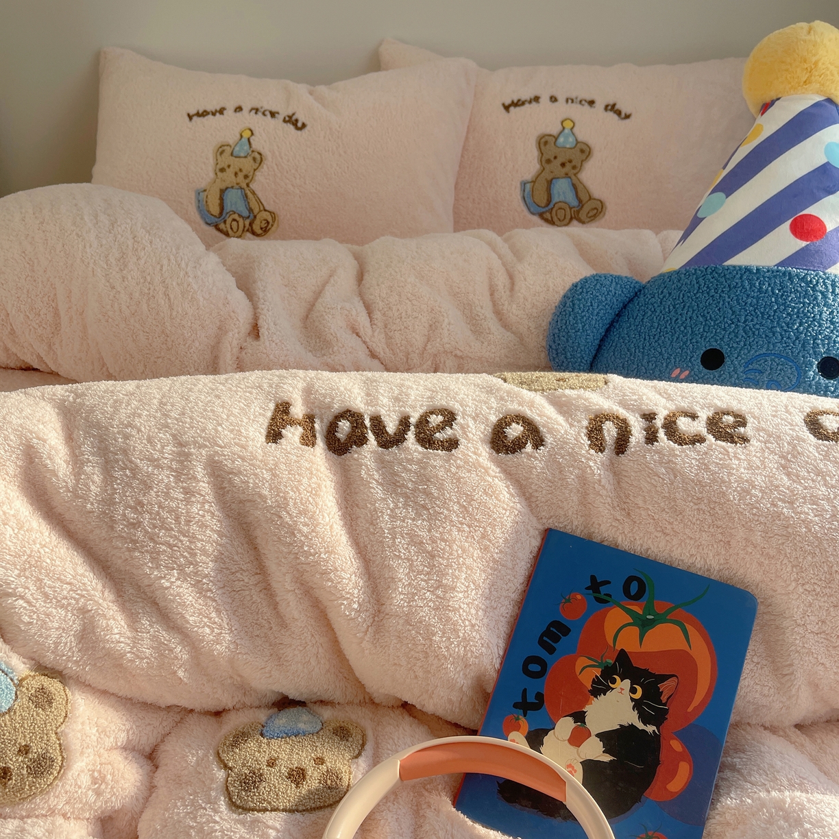 91家纺网 家纺一手货源 找家纺 觅糖家纺 2025新款双面泰迪绒卡通毛巾绣系列四件套 晚安熊仔