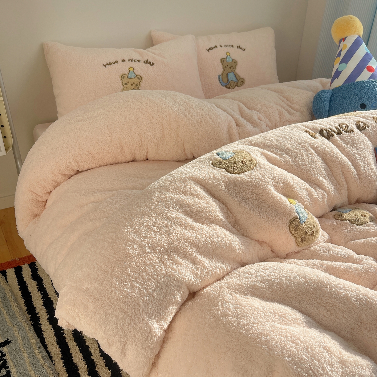 91家纺网 家纺一手货源 找家纺 觅糖家纺 2025新款双面泰迪绒卡通毛巾绣系列四件套 晚安熊仔