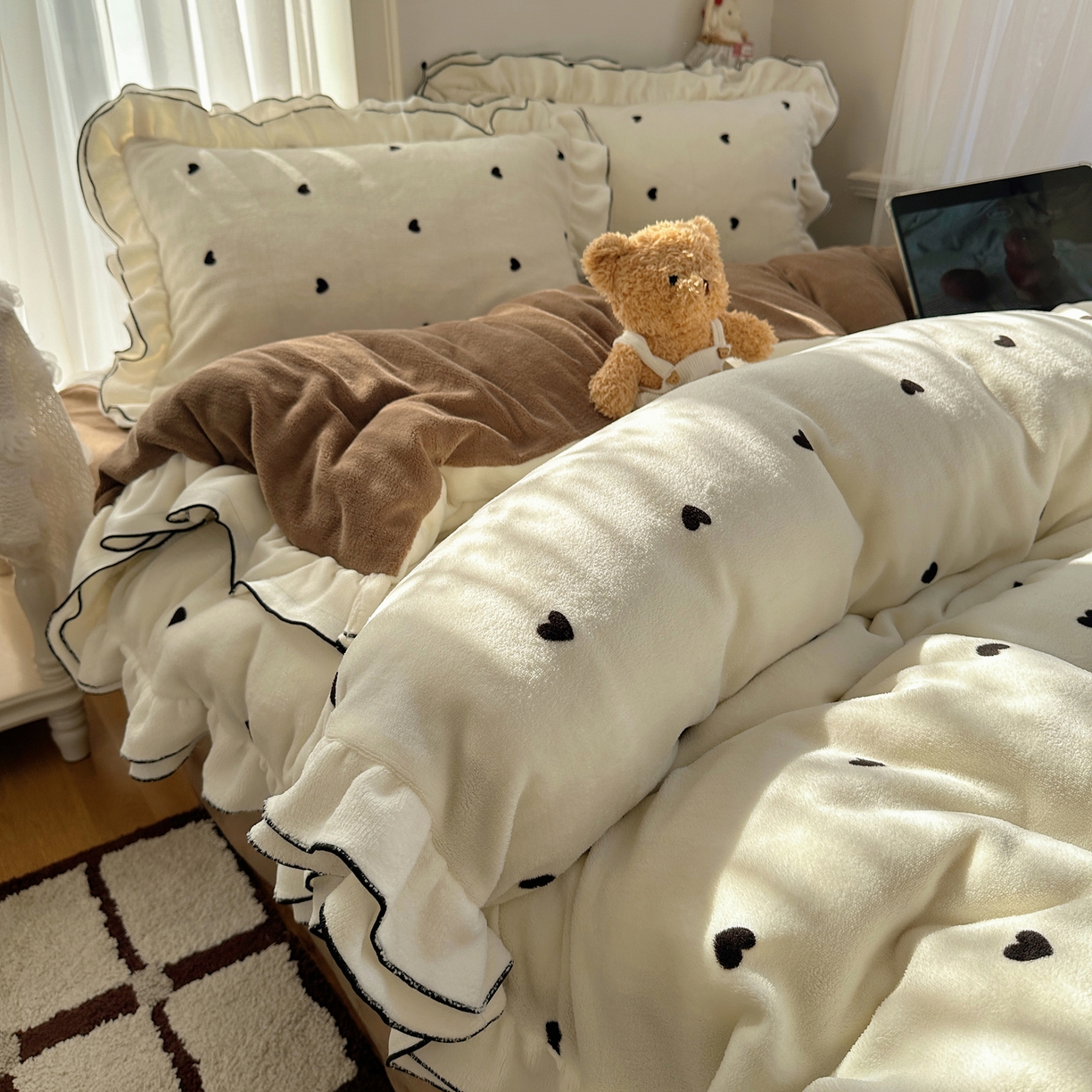 91家纺网 家纺一手货源 找家纺 （总）觅糖家纺 2025雕花绒荷叶边温柔蝴蝶结系列四件套