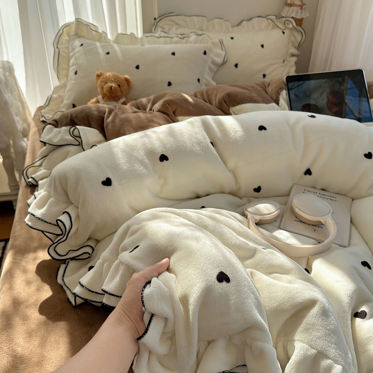 91家纺网 家纺一手货源 找家纺 觅糖家纺 2025新款牛奶绒荷叶边小小系列四件套 小小爱心白