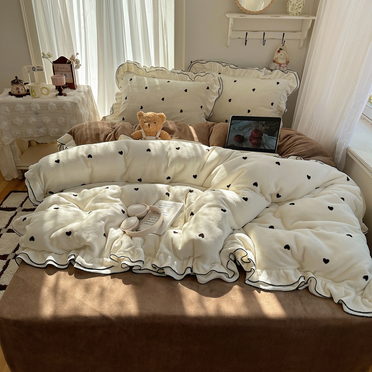 91家纺网 家纺一手货源 找家纺 觅糖家纺 2025新款牛奶绒荷叶边小小系列四件套 小小爱心白