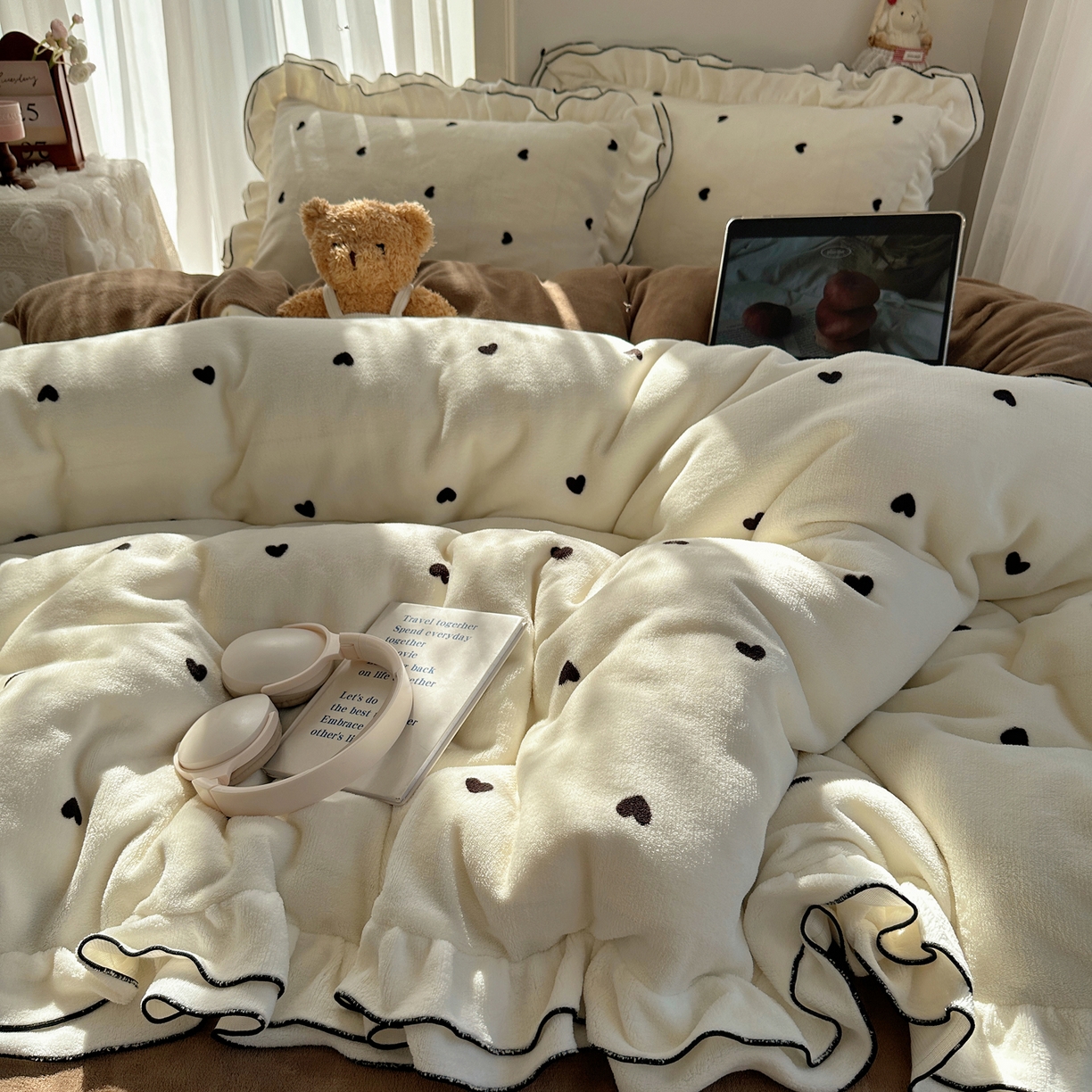 91家纺网 家纺一手货源 找家纺 觅糖家纺 2025新款牛奶绒荷叶边小小系列四件套 小小爱心白