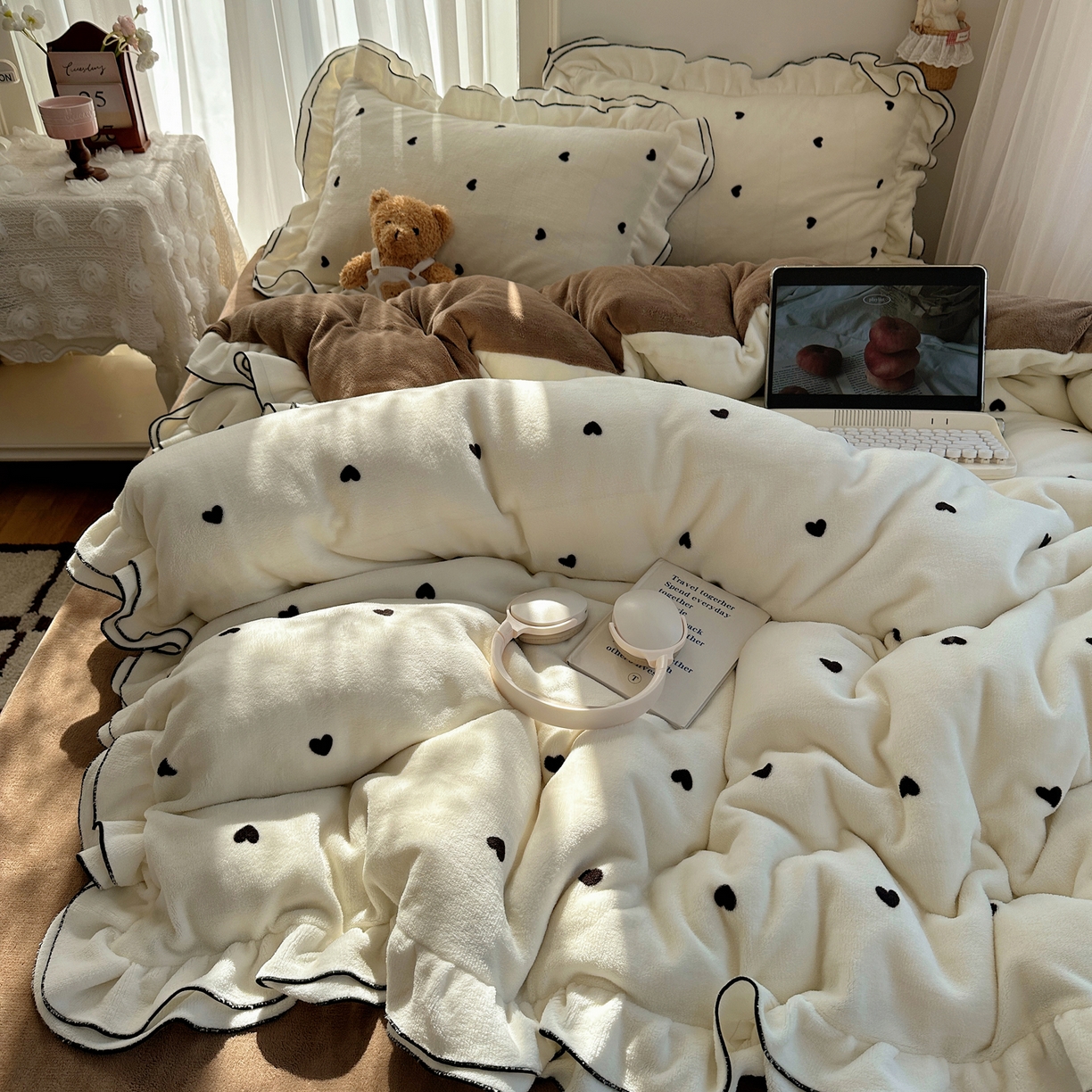 91家纺网 家纺一手货源 找家纺 觅糖家纺 2025新款牛奶绒荷叶边小小系列四件套 小小爱心白