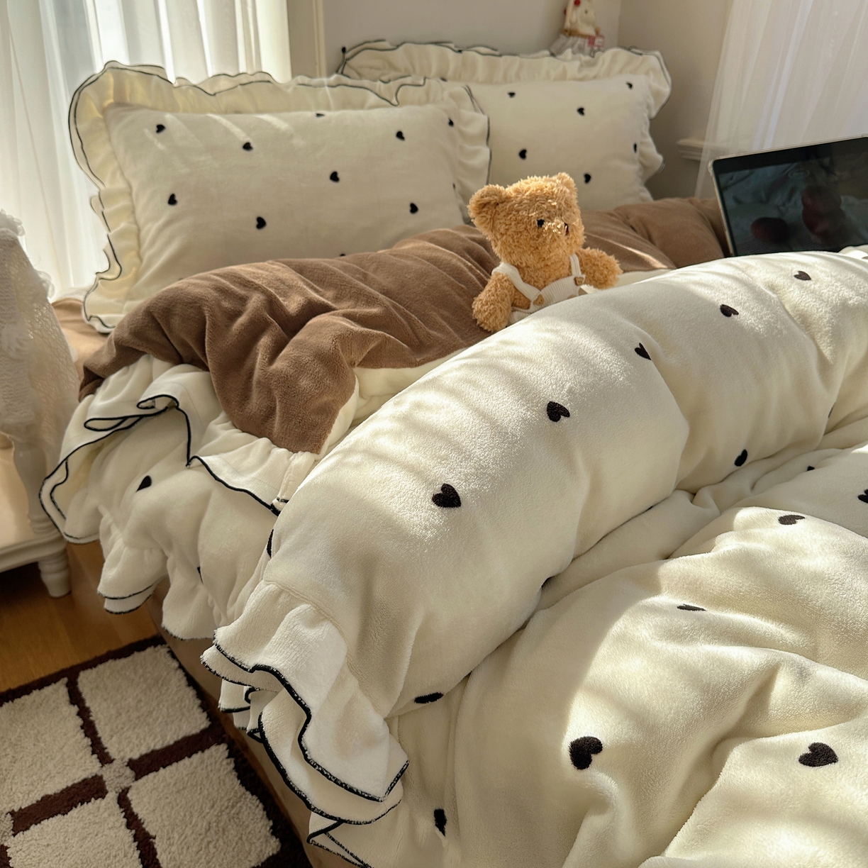 91家纺网 家纺一手货源 找家纺 觅糖家纺 2025新款牛奶绒荷叶边小小系列四件套 小小爱心白