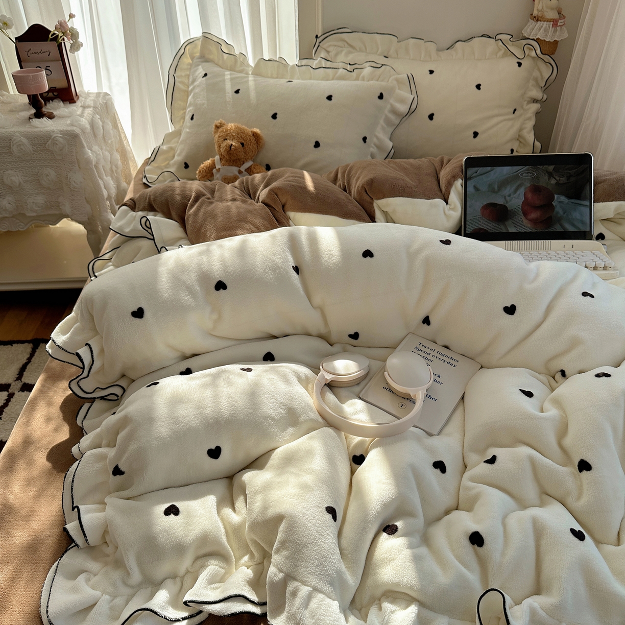 91家纺网 家纺一手货源 找家纺 觅糖家纺 2025新款牛奶绒荷叶边小小系列四件套 小小爱心白