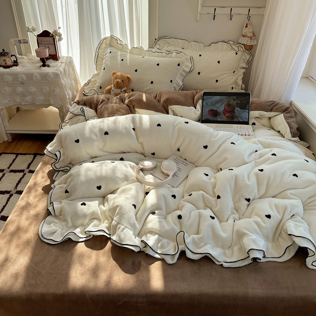 91家纺网 家纺一手货源 找家纺 觅糖家纺 2025新款牛奶绒荷叶边小小系列四件套 小小爱心白