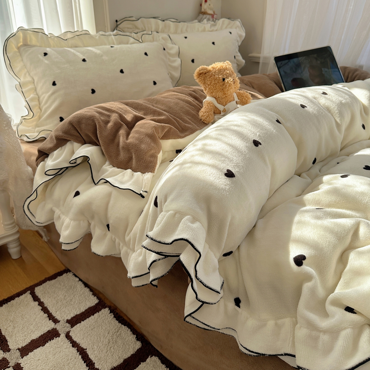 91家纺网 家纺一手货源 找家纺 觅糖家纺 2025新款牛奶绒荷叶边小小系列四件套 小小爱心白