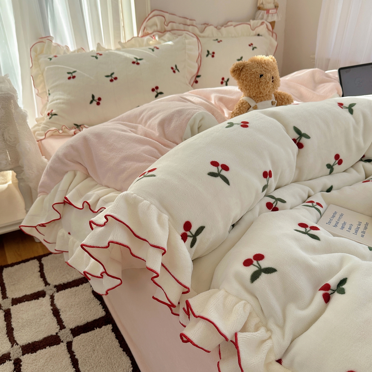 觅糖家纺 2025新款牛奶绒荷叶边小小系列四件套 小小樱桃酱