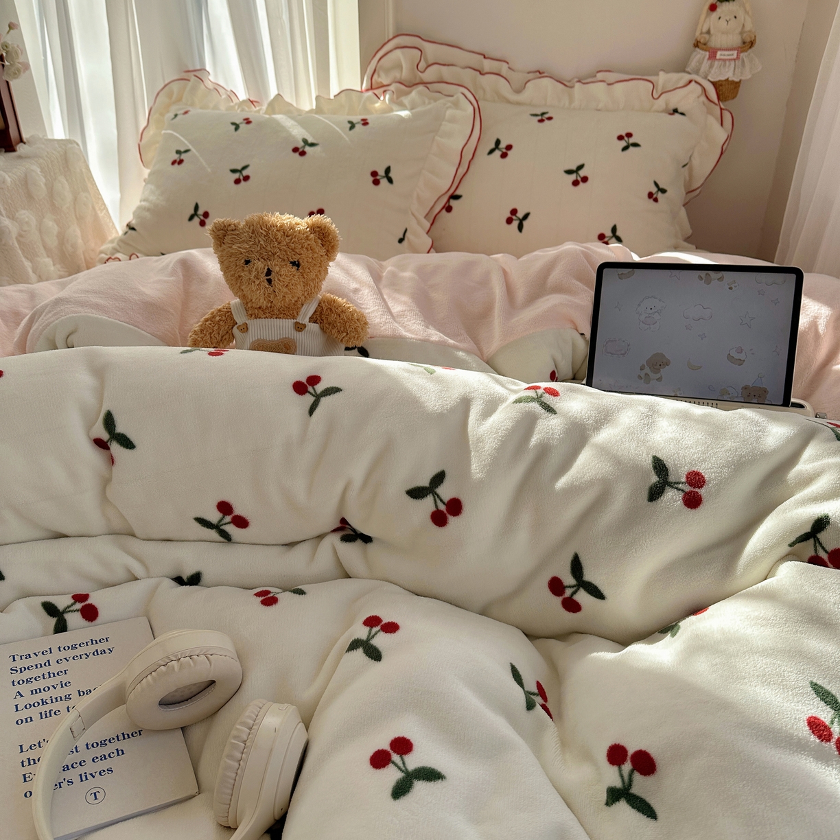 91家纺网 家纺一手货源 找家纺 觅糖家纺 2025新款牛奶绒荷叶边小小系列四件套 小小樱桃酱