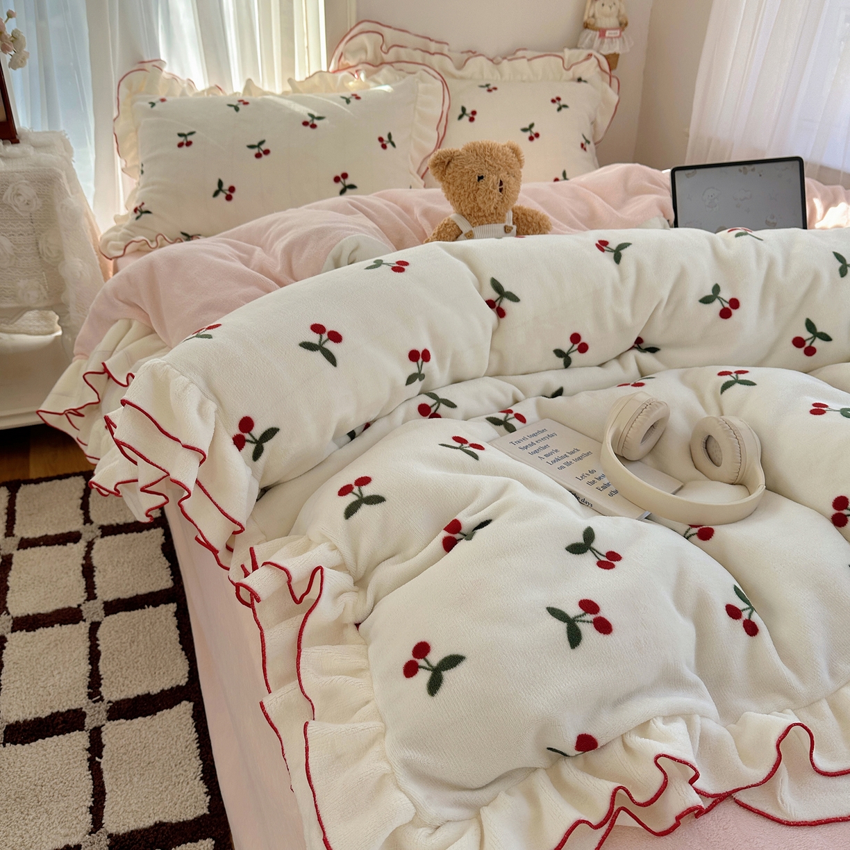 91家纺网 家纺一手货源 找家纺 觅糖家纺 2025新款牛奶绒荷叶边小小系列四件套 小小樱桃酱