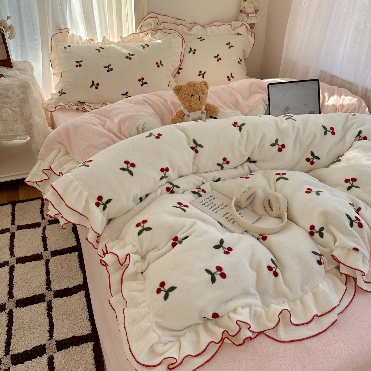 91家纺网 家纺一手货源 找家纺 觅糖家纺 2025新款牛奶绒荷叶边小小系列四件套 小小樱桃酱