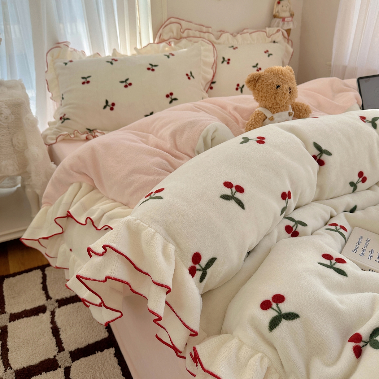 91家纺网 家纺一手货源 找家纺 觅糖家纺 2025新款牛奶绒荷叶边小小系列四件套 小小樱桃酱