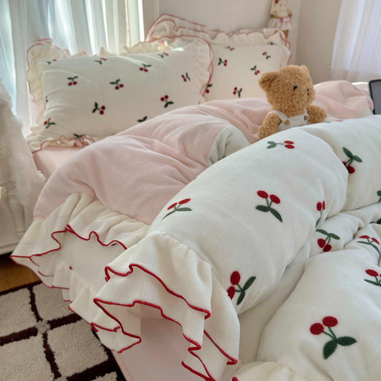 91家纺网 家纺一手货源 找家纺 觅糖家纺 2025新款牛奶绒荷叶边小小系列四件套 小小樱桃酱