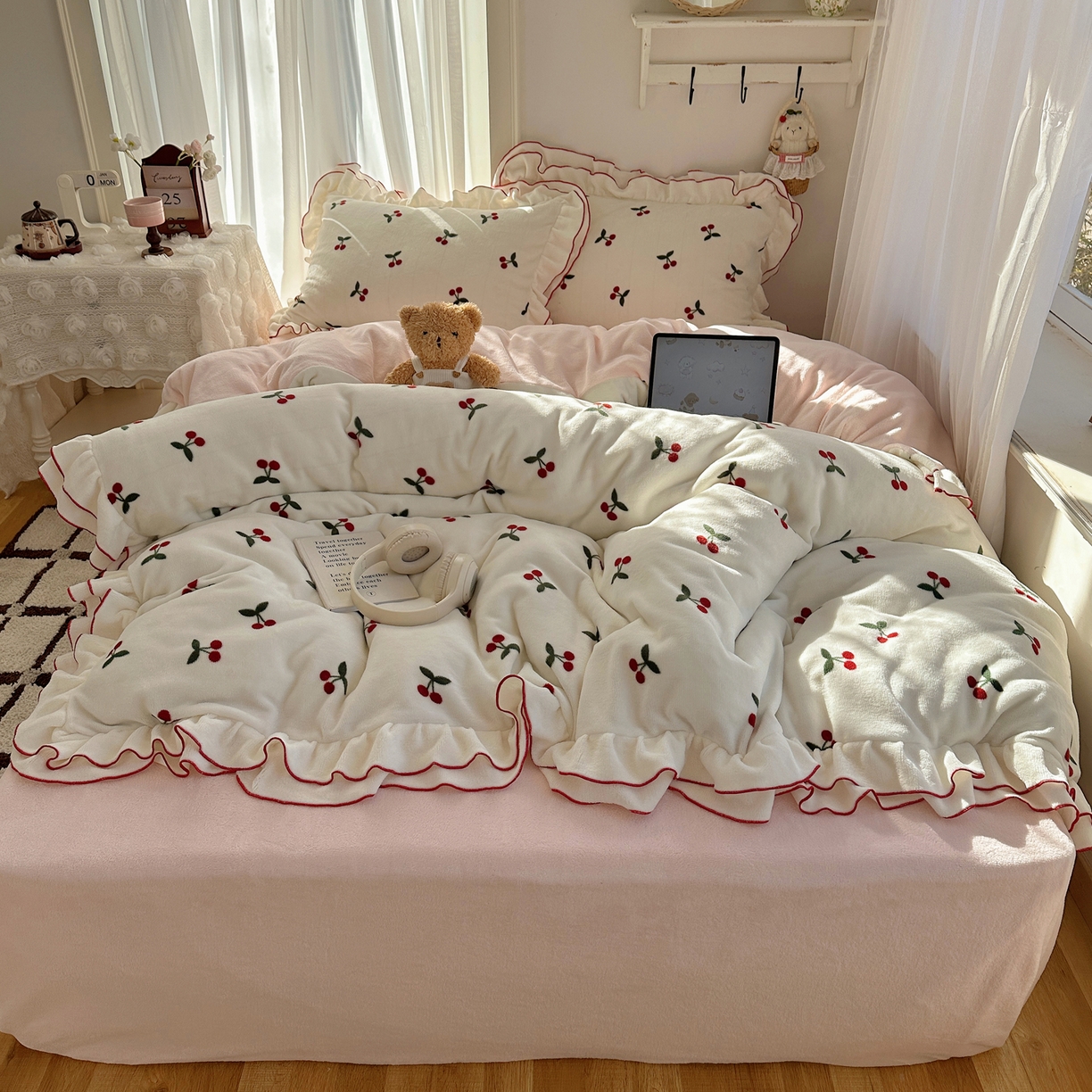 91家纺网 家纺一手货源 找家纺 觅糖家纺 2025新款牛奶绒荷叶边小小系列四件套 小小樱桃酱