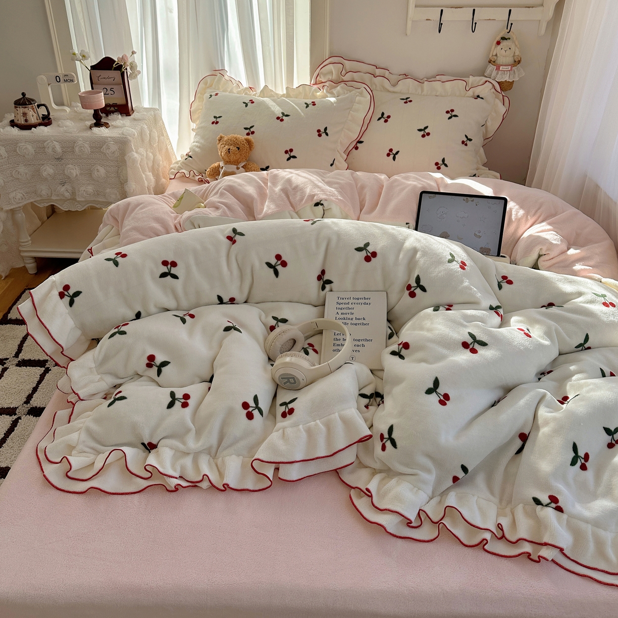 91家纺网 家纺一手货源 找家纺 觅糖家纺 2025新款牛奶绒荷叶边小小系列四件套 小小樱桃酱