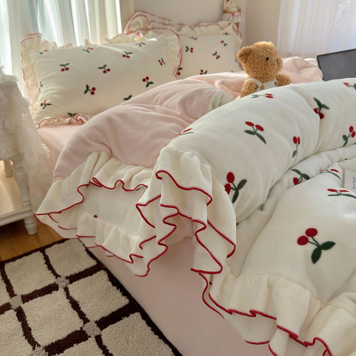 91家纺网 家纺一手货源 找家纺 觅糖家纺 2025新款牛奶绒荷叶边小小系列四件套 小小樱桃酱