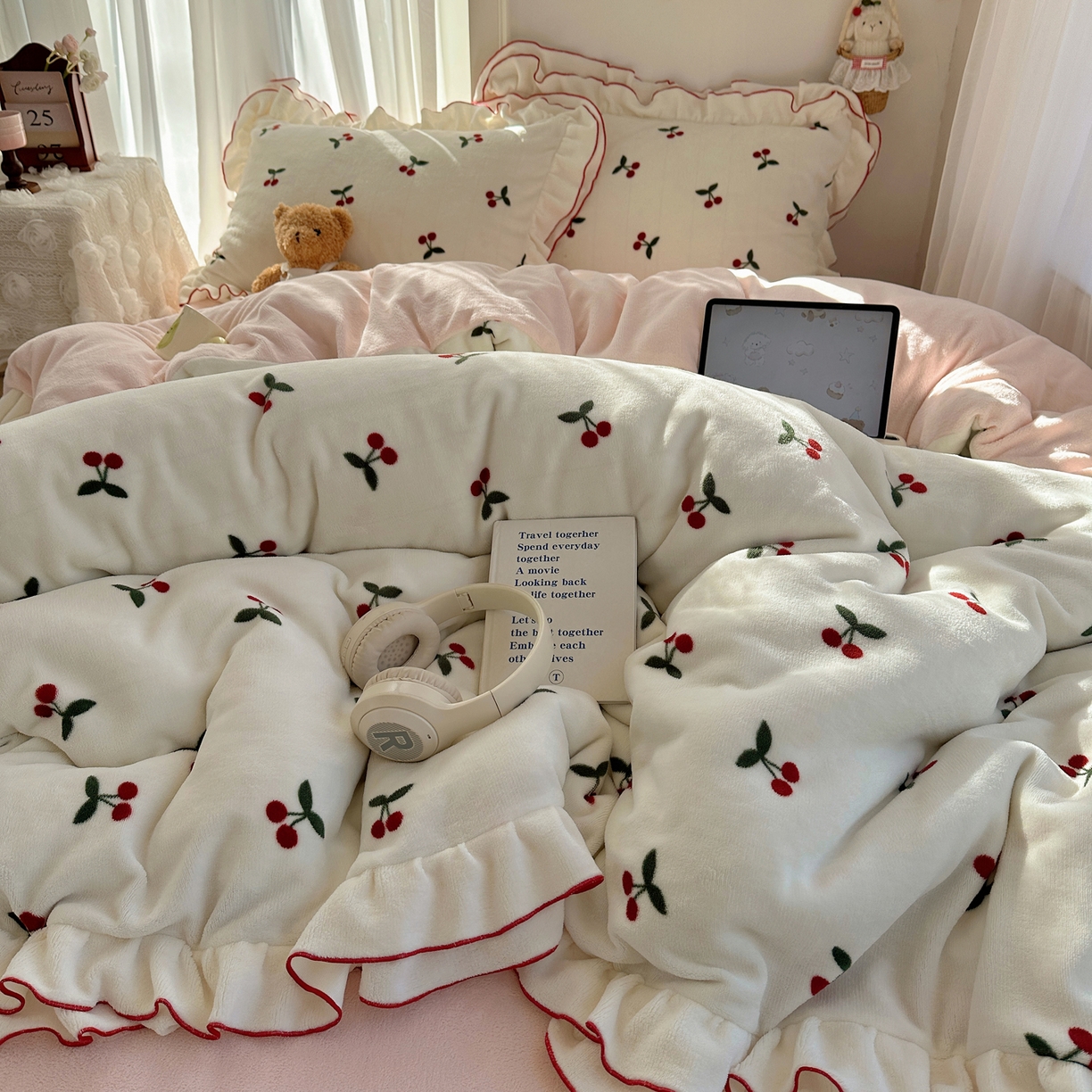 91家纺网 家纺一手货源 找家纺 觅糖家纺 2025新款牛奶绒荷叶边小小系列四件套 小小樱桃酱