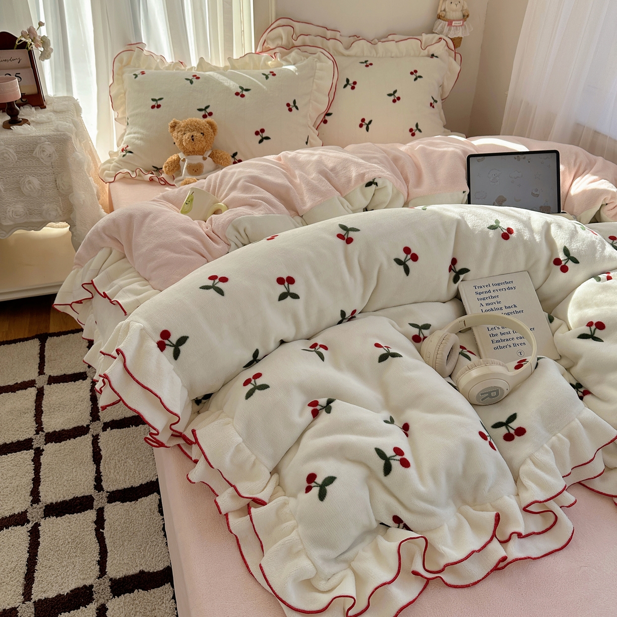 91家纺网 家纺一手货源 找家纺 觅糖家纺 2025新款牛奶绒荷叶边小小系列四件套 小小樱桃酱