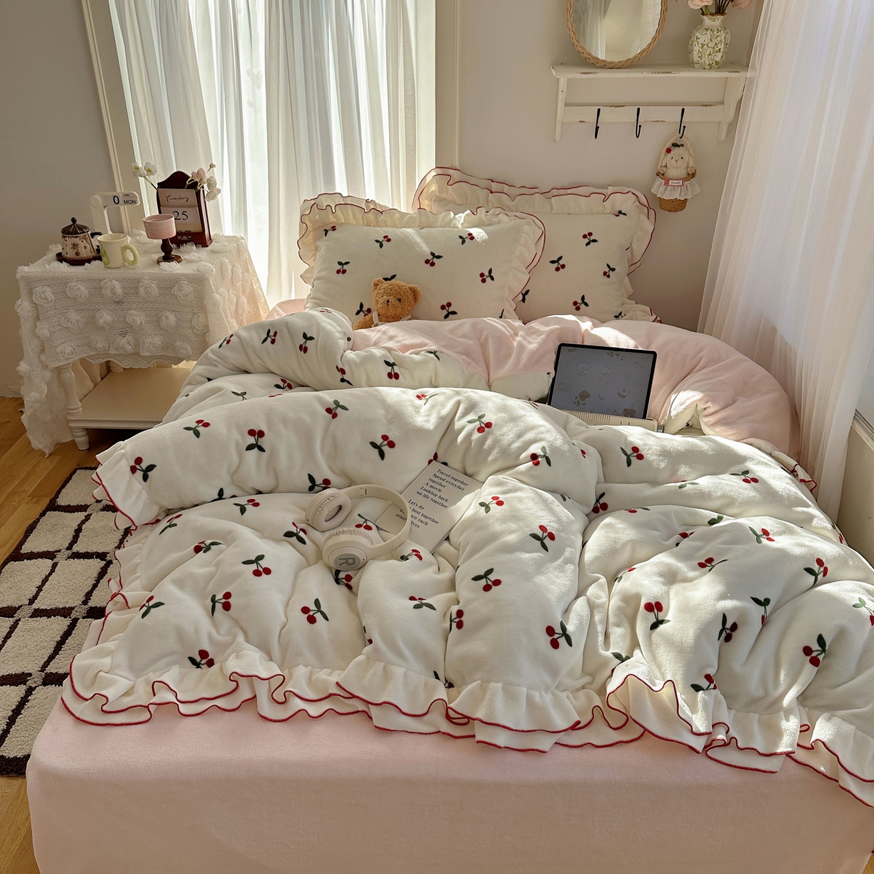 91家纺网 家纺一手货源 找家纺 觅糖家纺 2025新款牛奶绒荷叶边小小系列四件套 小小樱桃酱