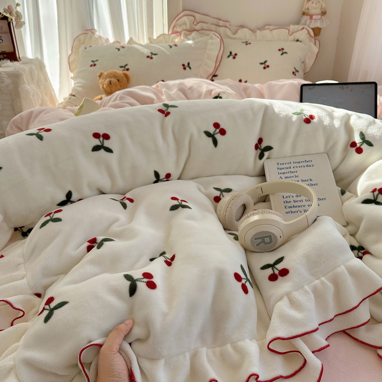 91家纺网 家纺一手货源 找家纺 觅糖家纺 2025新款牛奶绒荷叶边小小系列四件套 小小樱桃酱