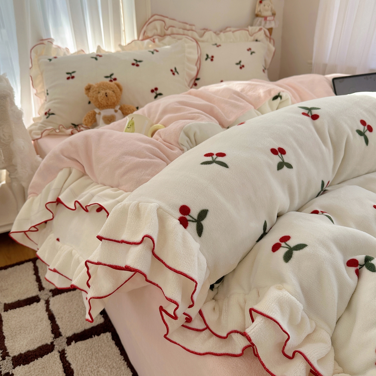 91家纺网 家纺一手货源 找家纺 觅糖家纺 2025新款牛奶绒荷叶边小小系列四件套 小小樱桃酱