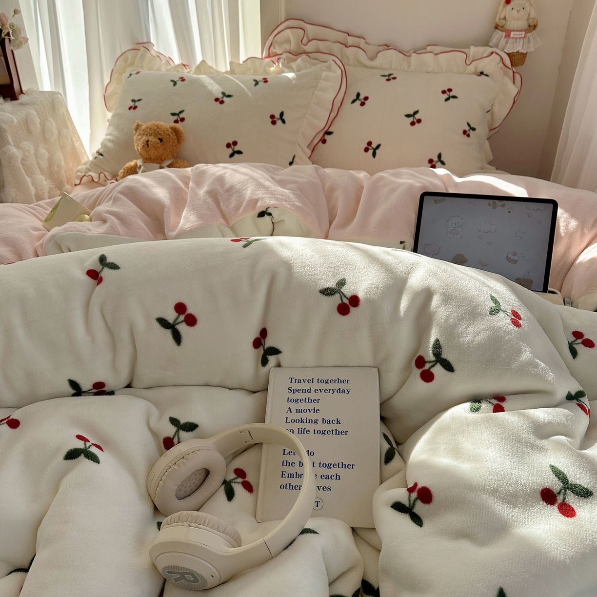 91家纺网 家纺一手货源 找家纺 觅糖家纺 2025新款牛奶绒荷叶边小小系列四件套 小小樱桃酱