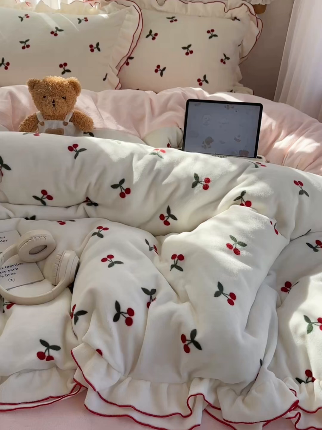 91家纺网 家纺一手货源 找家纺 觅糖家纺 2025新款牛奶绒荷叶边小小系列四件套 小小樱桃酱