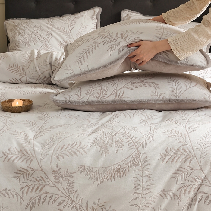 91家纺网 家纺一手货源 找家纺 （总）咏绒家纺工厂店 2025新款双色提花雕花牛奶绒四件套-雪松之境系列