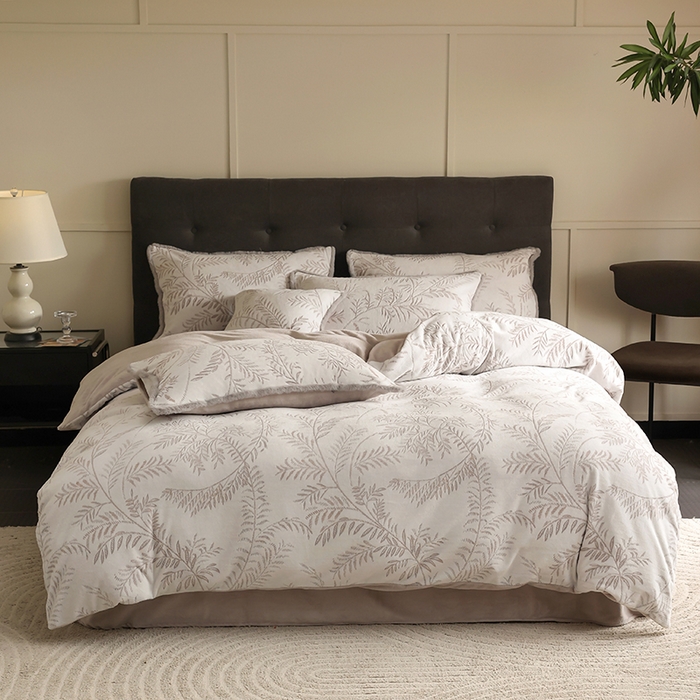 91家纺网 家纺一手货源 找家纺 （总）咏绒家纺工厂店 2025新款双色提花雕花牛奶绒四件套-雪松之境系列