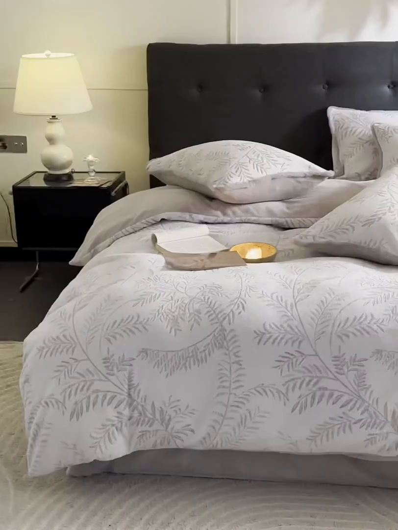 91家纺网 家纺一手货源 找家纺 咏绒家纺工厂店 2025新款双色提花雕花牛奶绒四件套-雪松之境系列 雪松之境-可可米灰