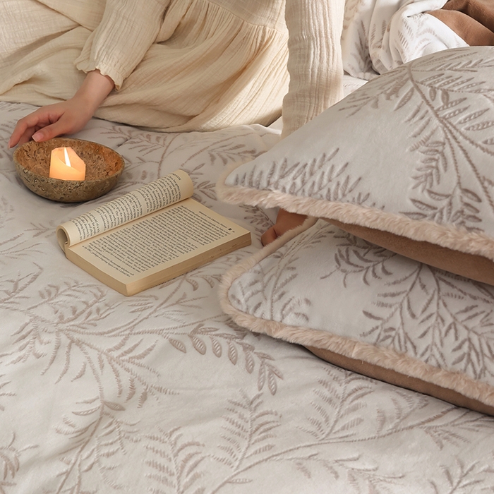 91家纺网 家纺一手货源 找家纺 咏绒家纺工厂店 2025新款双色提花雕花牛奶绒四件套-雪松之境系列 雪松之境-美拉德棕