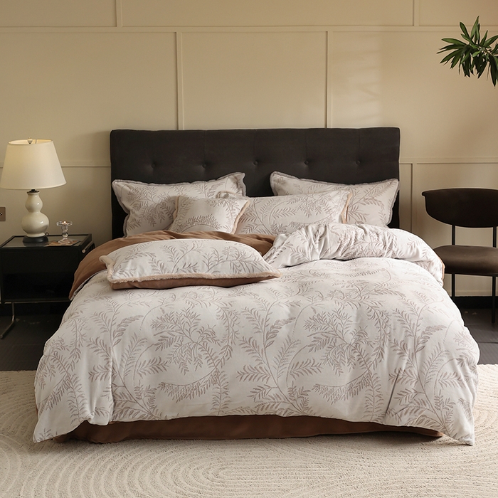 91家纺网 家纺一手货源 找家纺 咏绒家纺工厂店 2025新款双色提花雕花牛奶绒四件套-雪松之境系列 雪松之境-美拉德棕