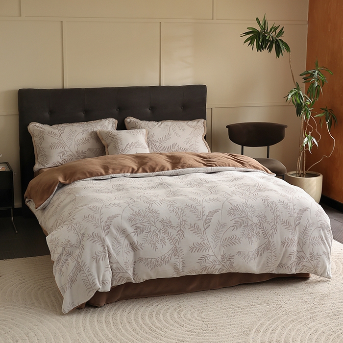 91家纺网 家纺一手货源 找家纺 咏绒家纺工厂店 2025新款双色提花雕花牛奶绒四件套-雪松之境系列 雪松之境-美拉德棕