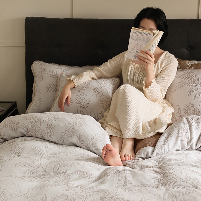 91家纺网 家纺一手货源 找家纺 咏绒家纺工厂店 2025新款双色提花雕花牛奶绒四件套-雪松之境系列 雪松之境-美拉德棕