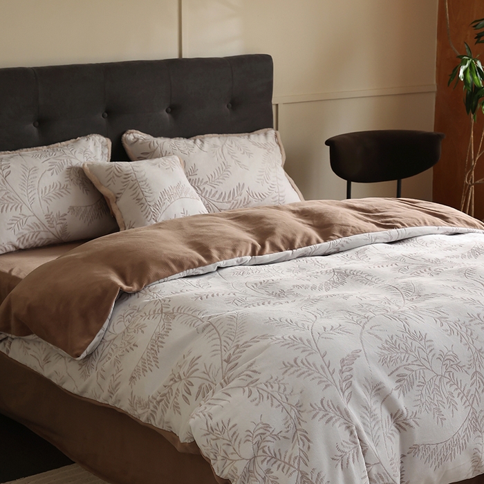 91家纺网 家纺一手货源 找家纺 咏绒家纺工厂店 2025新款双色提花雕花牛奶绒四件套-雪松之境系列 雪松之境-美拉德棕