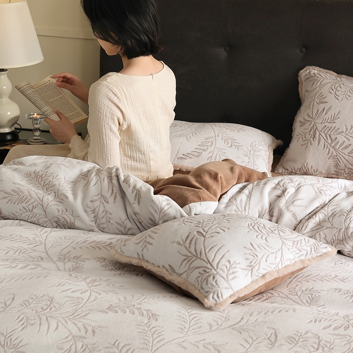 91家纺网 家纺一手货源 找家纺 咏绒家纺工厂店 2025新款双色提花雕花牛奶绒四件套-雪松之境系列 雪松之境-美拉德棕