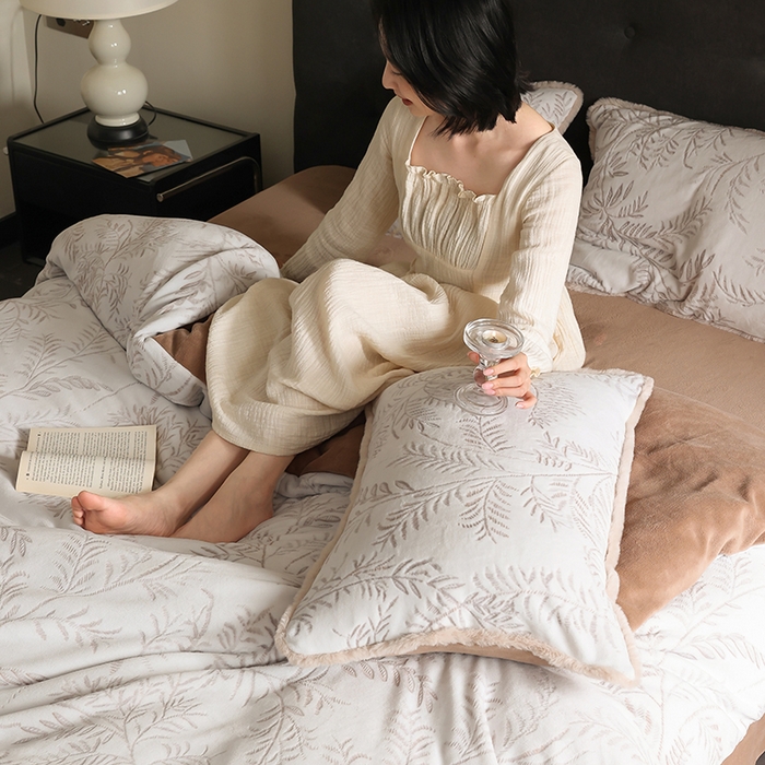 91家纺网 家纺一手货源 找家纺 咏绒家纺工厂店 2025新款双色提花雕花牛奶绒四件套-雪松之境系列 雪松之境-美拉德棕