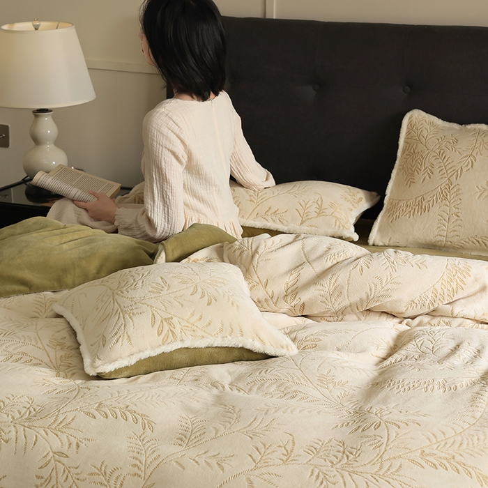 91家纺网 家纺一手货源 找家纺 咏绒家纺工厂店 2025新款双色提花雕花牛奶绒四件套-雪松之境系列 雪松之境-松针淡绿