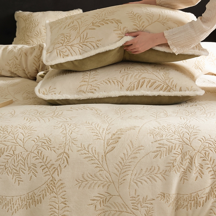 91家纺网 家纺一手货源 找家纺 咏绒家纺工厂店 2025新款双色提花雕花牛奶绒四件套-雪松之境系列 雪松之境-松针淡绿