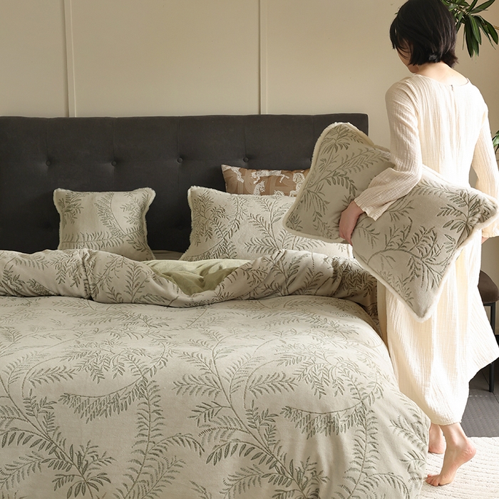 咏绒家纺工厂店 2025新款双色提花雕花牛奶绒四件套-雪松之境系列 雪松之境-雪松绿